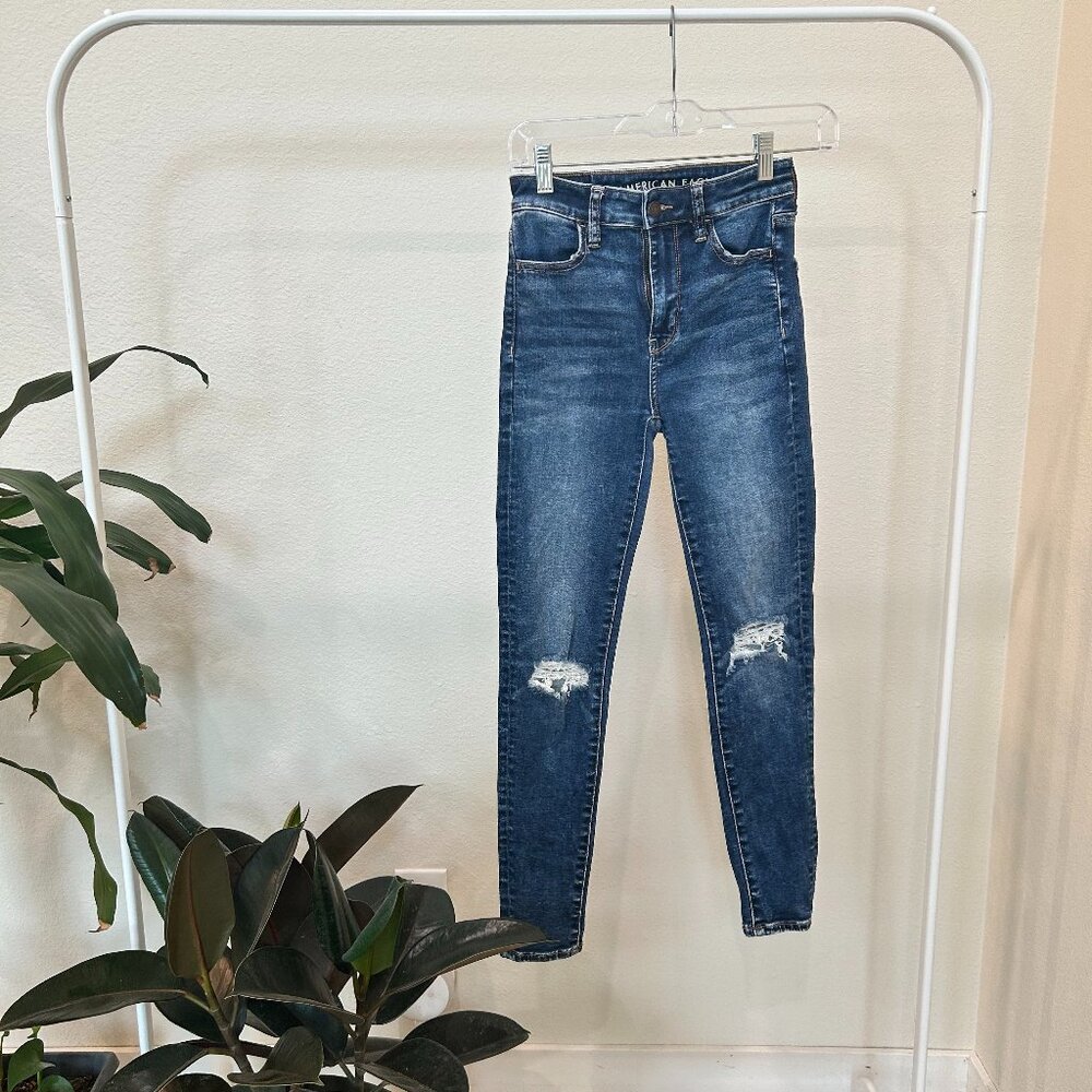 AMERICAN EAGLE SIZE 0 DARK WASH RIPPED SKINNY JEANS, BARELY WORN